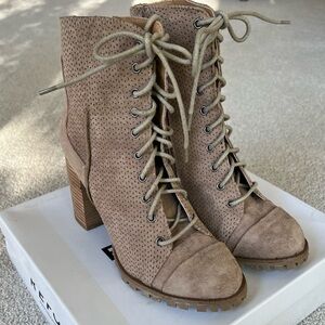 EUC Report Adrian Lace Up Bootie Size: 7.5